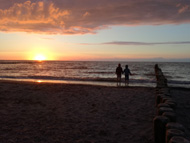 Foto mit Kindern am Stand in der Abendsonne